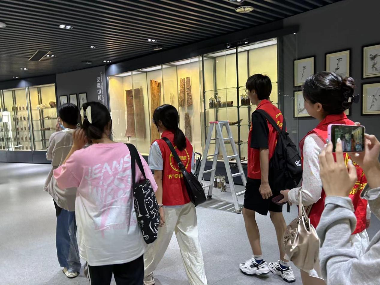“藥”你健康實(shí)踐隊(duì):弘揚(yáng)青蒿素精神，綻放青春之花