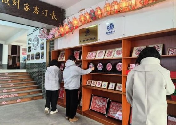 “汀州匠心”非遺剪紙文化實踐隊開展 “素紙雕鏤繪新卷，汀州遺韻映鄉(xiāng)土”主題 社會