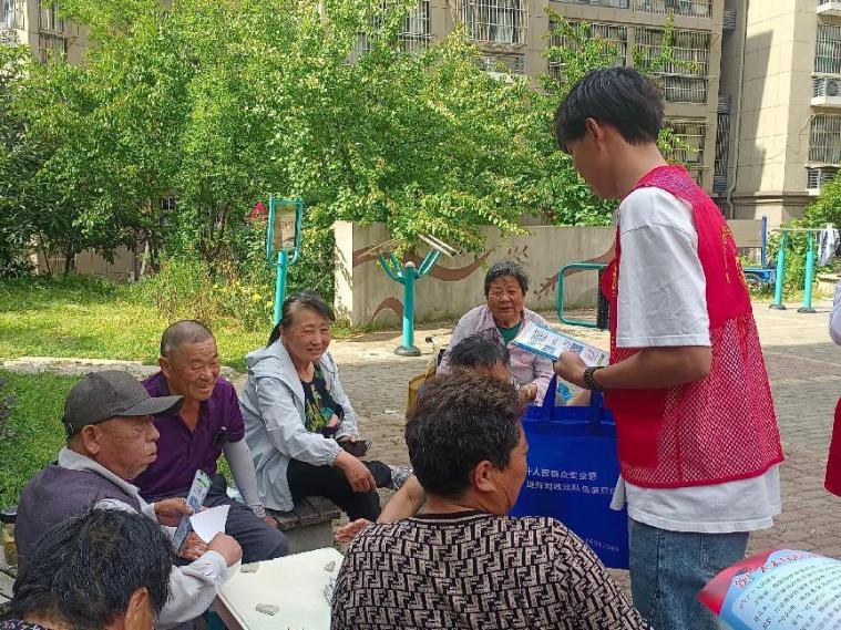 美院學子“三下鄉(xiāng)”：防溺水宣傳與長征精神共繪社區(qū)安全畫卷