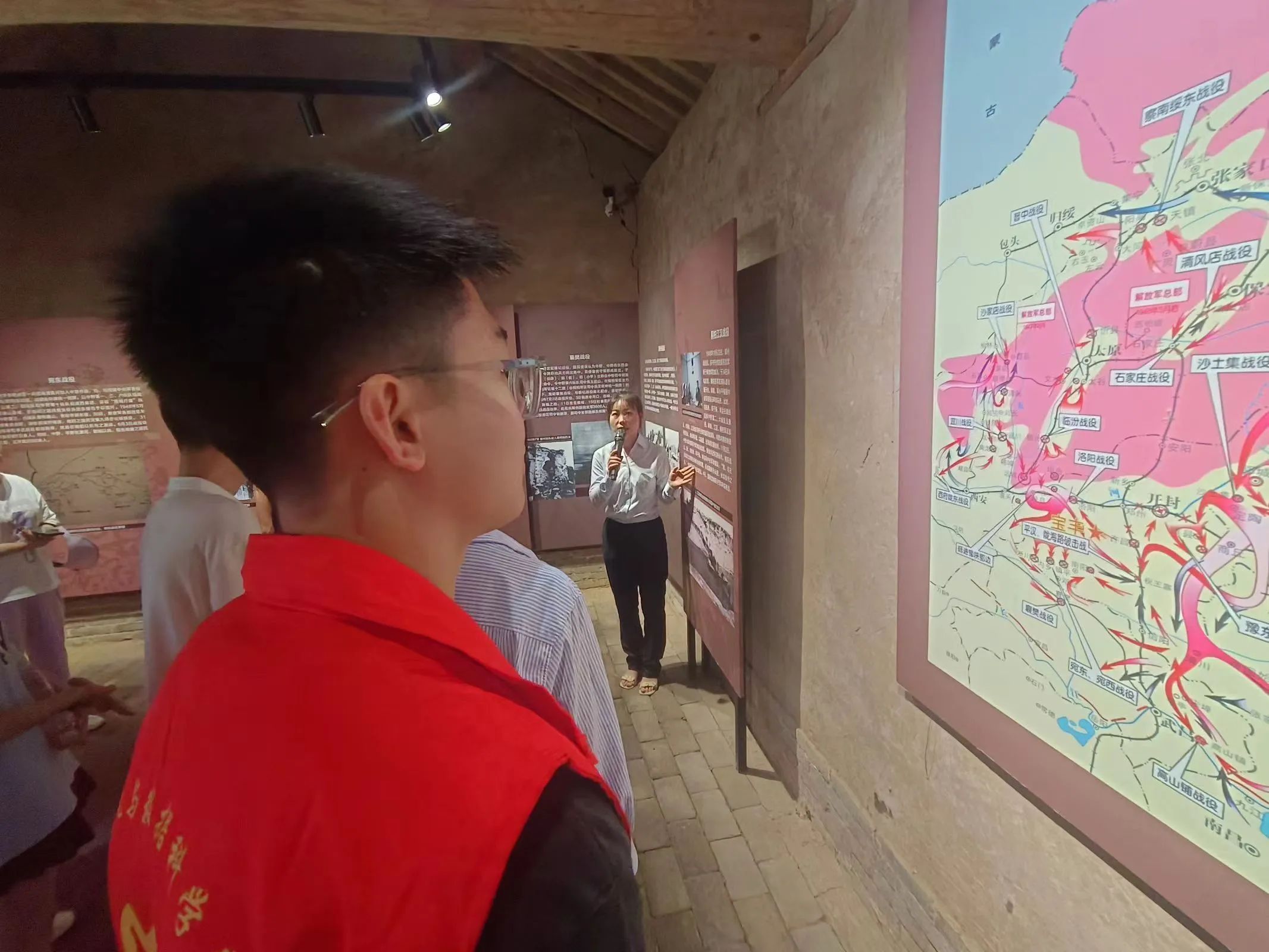 河南城建學(xué)院計(jì)算機(jī)與數(shù)據(jù)科學(xué)學(xué)院同心燃?jí)羧锣l(xiāng)實(shí)踐團(tuán)隊(duì)：感受紅色故事，傳承紅色精神