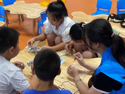 華北電力大學(xué)電子與通信工程系在保定市圖書館開展“科創(chuàng)未來，點(diǎn)‘芯’筑夢”暑期社會(huì)實(shí)踐活動(dòng)