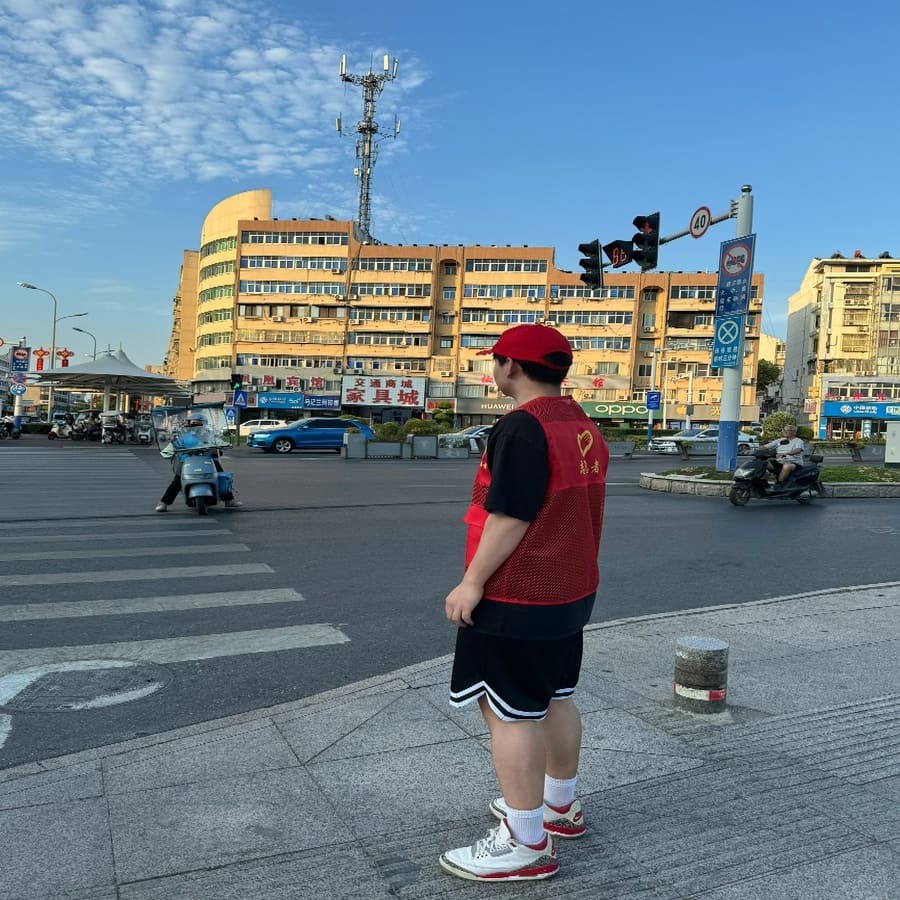 文明交通，你我共守——志愿者協(xié)助交警管理交通紀(jì)實(shí)