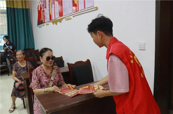 內(nèi)江師范學(xué)院學(xué)子暑期三下鄉(xiāng)：法治建設(shè)步步高，普法宣傳聲聲到