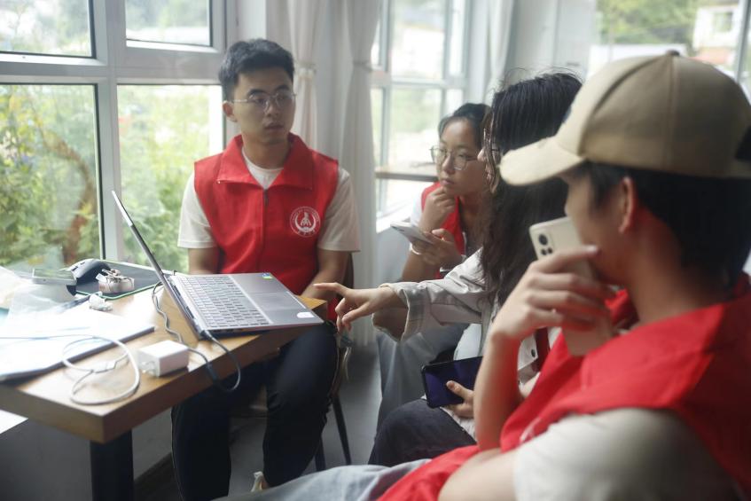 長(zhǎng)安大學(xué)赴貴州畢節(jié)“渭愛(ài)育夢(mèng)赴黔川·攜手啊嘎助振興”暑期社會(huì)實(shí)踐隊(duì)“家”有溫暖，“訪”有溫度
